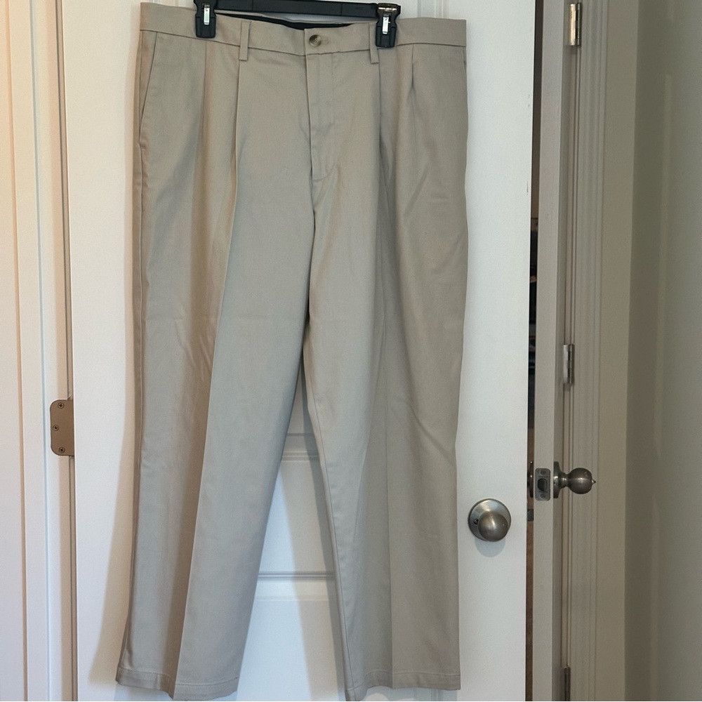 Dockers Men's Light Khaki Classic Chinos size WPL 423 (40 waist 23 inseam)